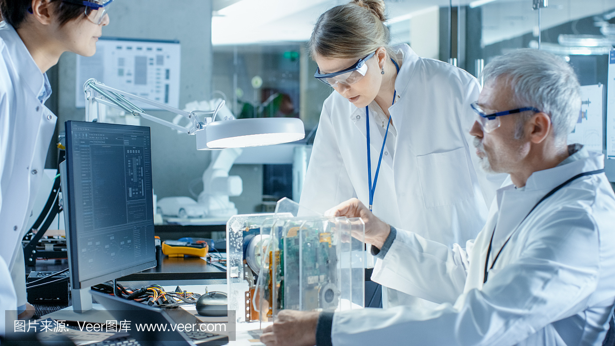 科學家團隊選擇印刷電路板與工作。在背景技術先進的科研中心。